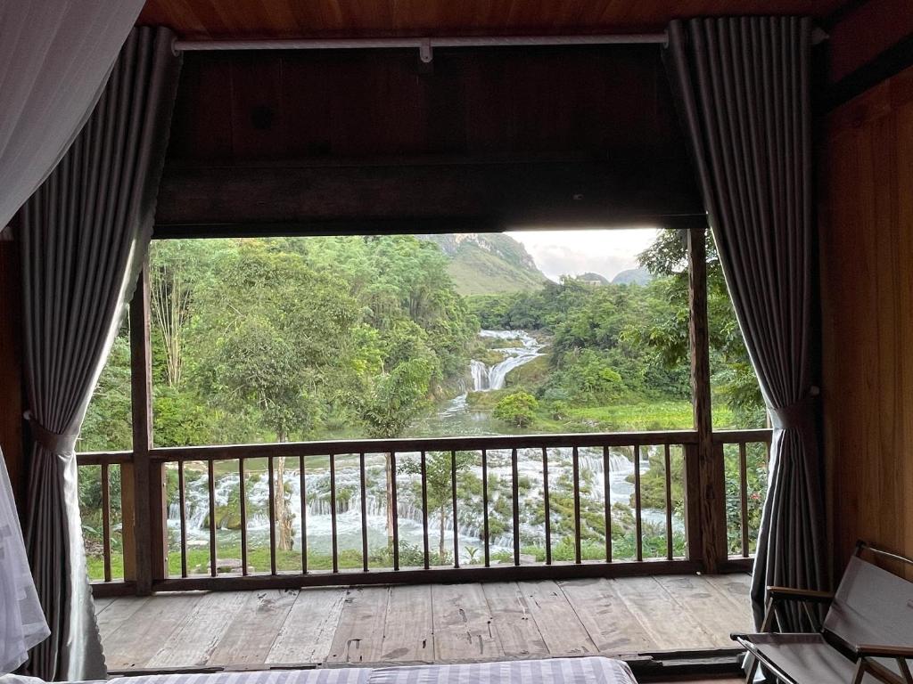 Combo du lịch Cao Bằng với phòng view Thác cực đỉnh